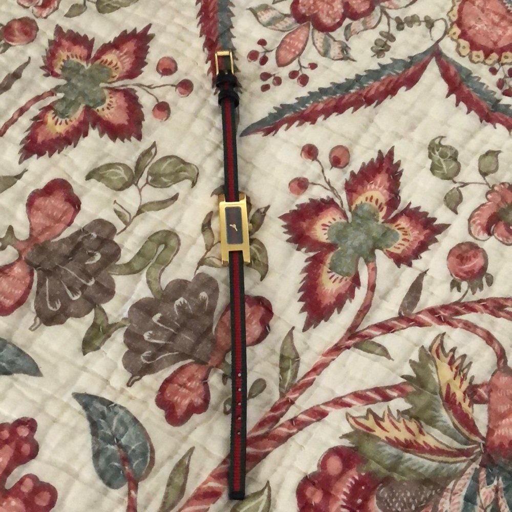 Authentic vintage Gucci slim watch. Needs new battery. Lightly worn!